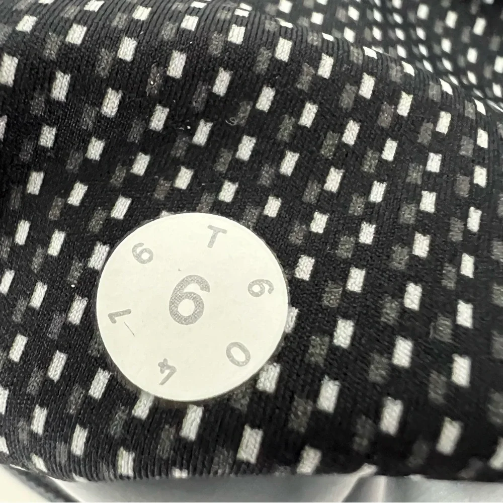 Lululemon Leggings With All Over‎ Black & White Print Size 6